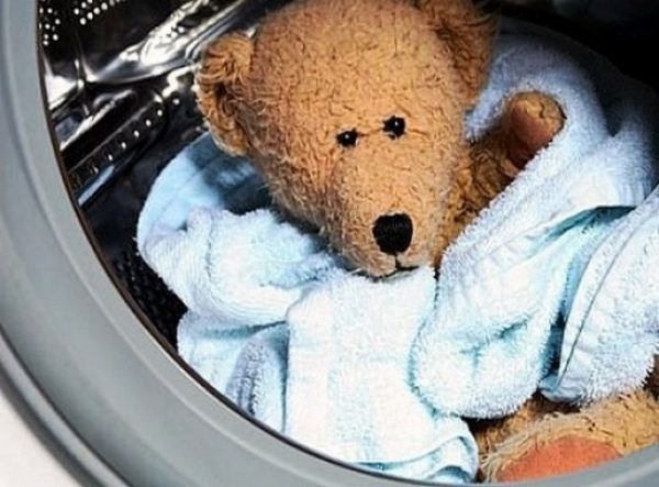 игрушечный медведь в стиральной машине