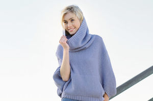 Голубой вязанный свитер