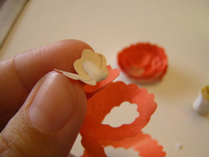 Вырезаем цветок из цветной бумаги
