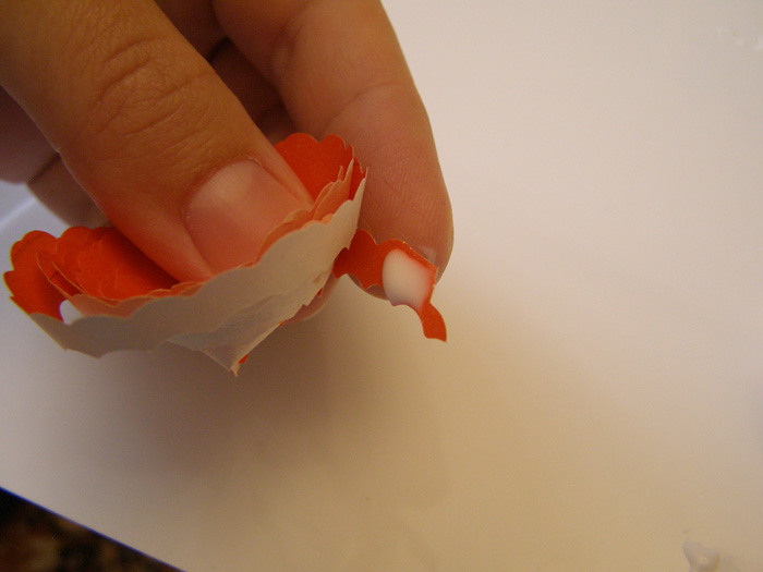 Вырезаем цветок из цветной бумаги
