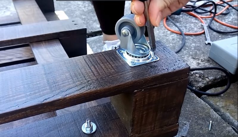 Способы изготовления столов из поддонов, интересные конструкции