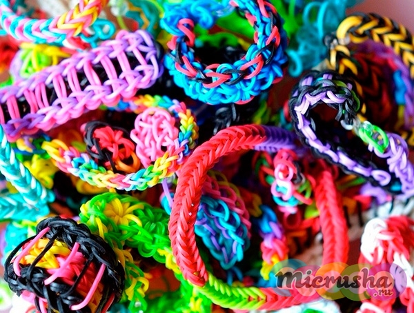 Разноцветные браслеты из резиночек