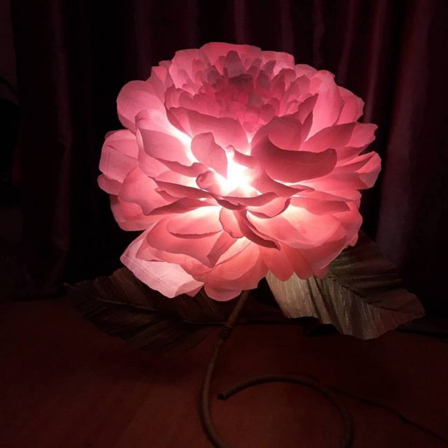 Восхитительный напольный светильник из гофрированной бумаги