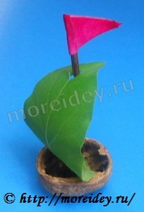 кораблик из ореховой скорлупы