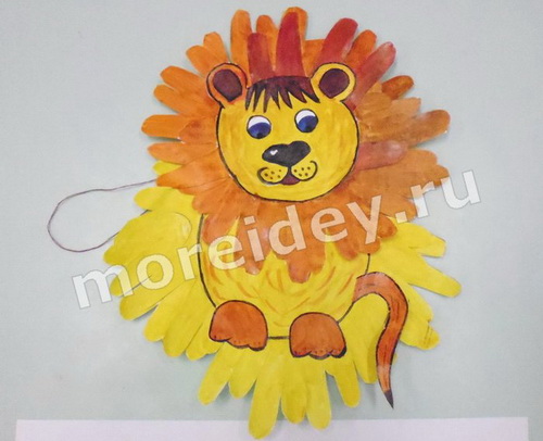 Львенок - поделка из бумажных детских ладошек