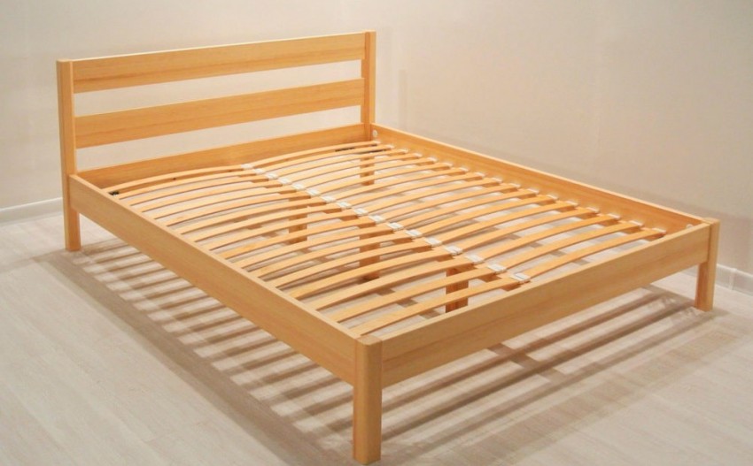 Матрас на деревянном каркасе для кровати