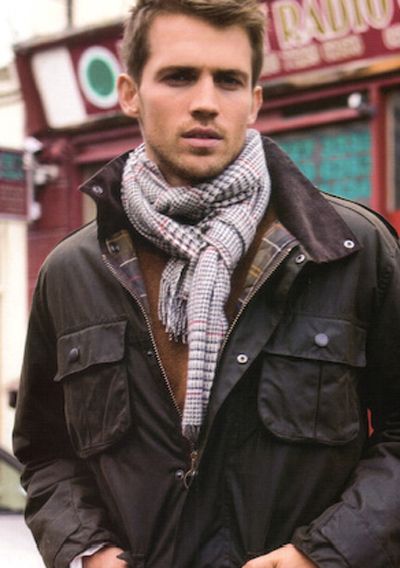мужчина в коричневой куртке и клетчатом шарфе