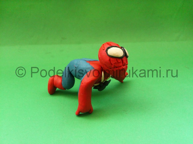 Человек-паук из пластилина. Итоговый вид поделки. Фото 1.