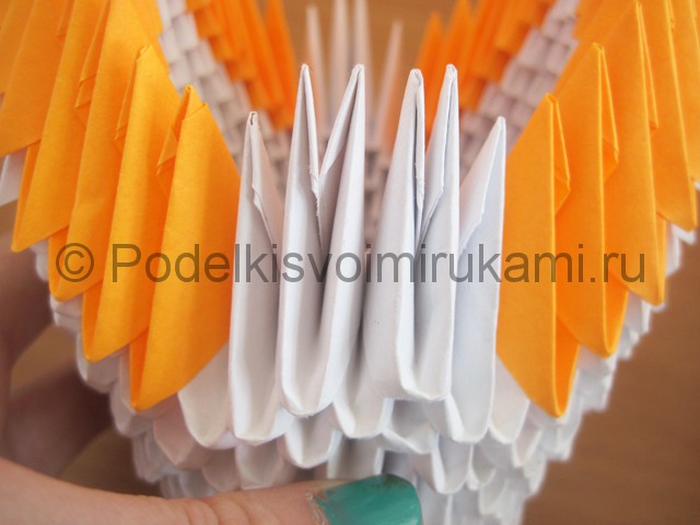 Поделка лебедя оригами из бумаги. Фото 13.