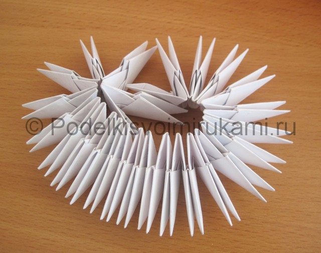 Поделка лебедя оригами из бумаги. Фото 3.
