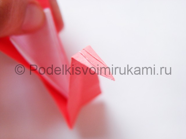 Как сделать лебедя из бумаги в технике оригами. Фото 22.