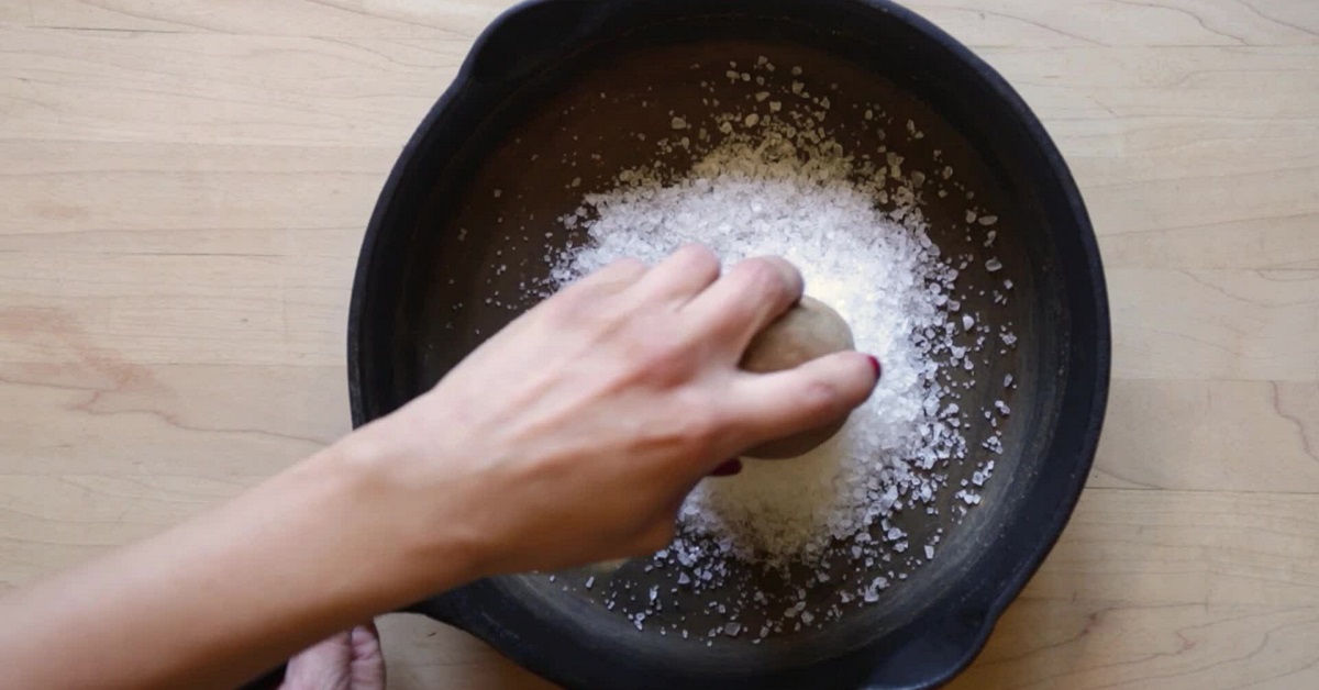 Применение соли для чистки чугунной сковороды