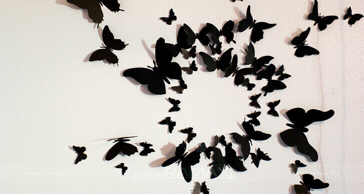 Вихрь из бабочек на стене