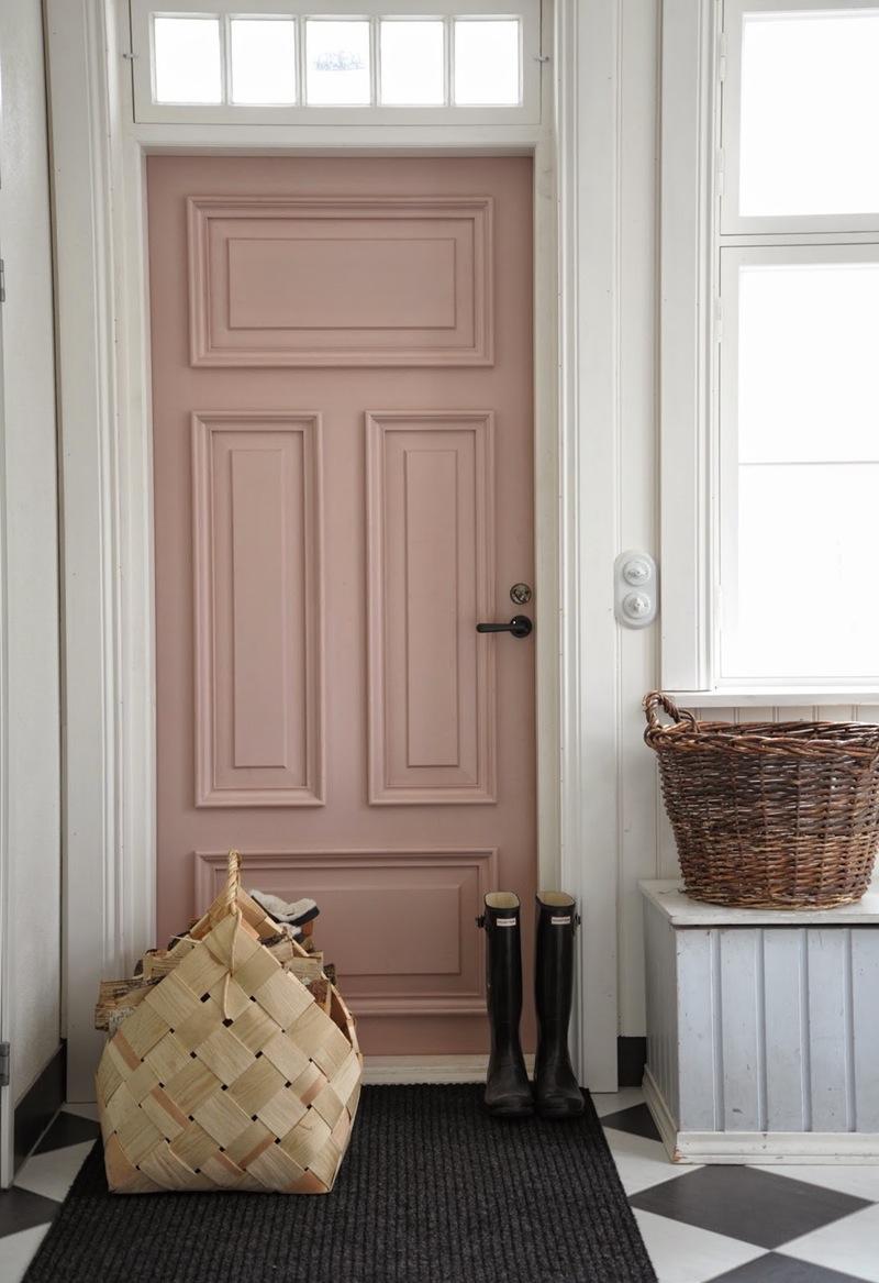 Входная дверь, окрашенная в розовый внутри