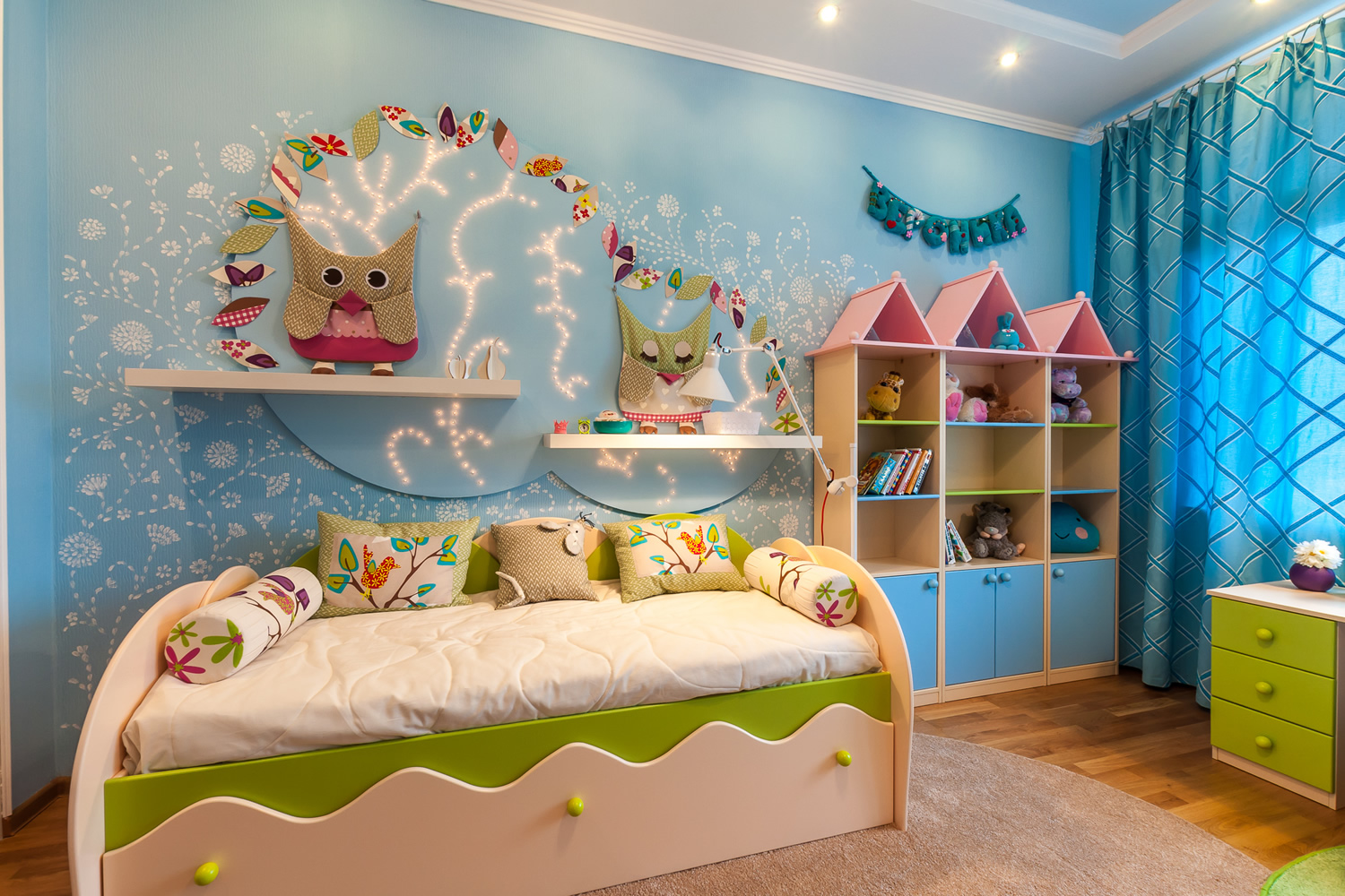 Голубые стены с оформлением в детской комнате