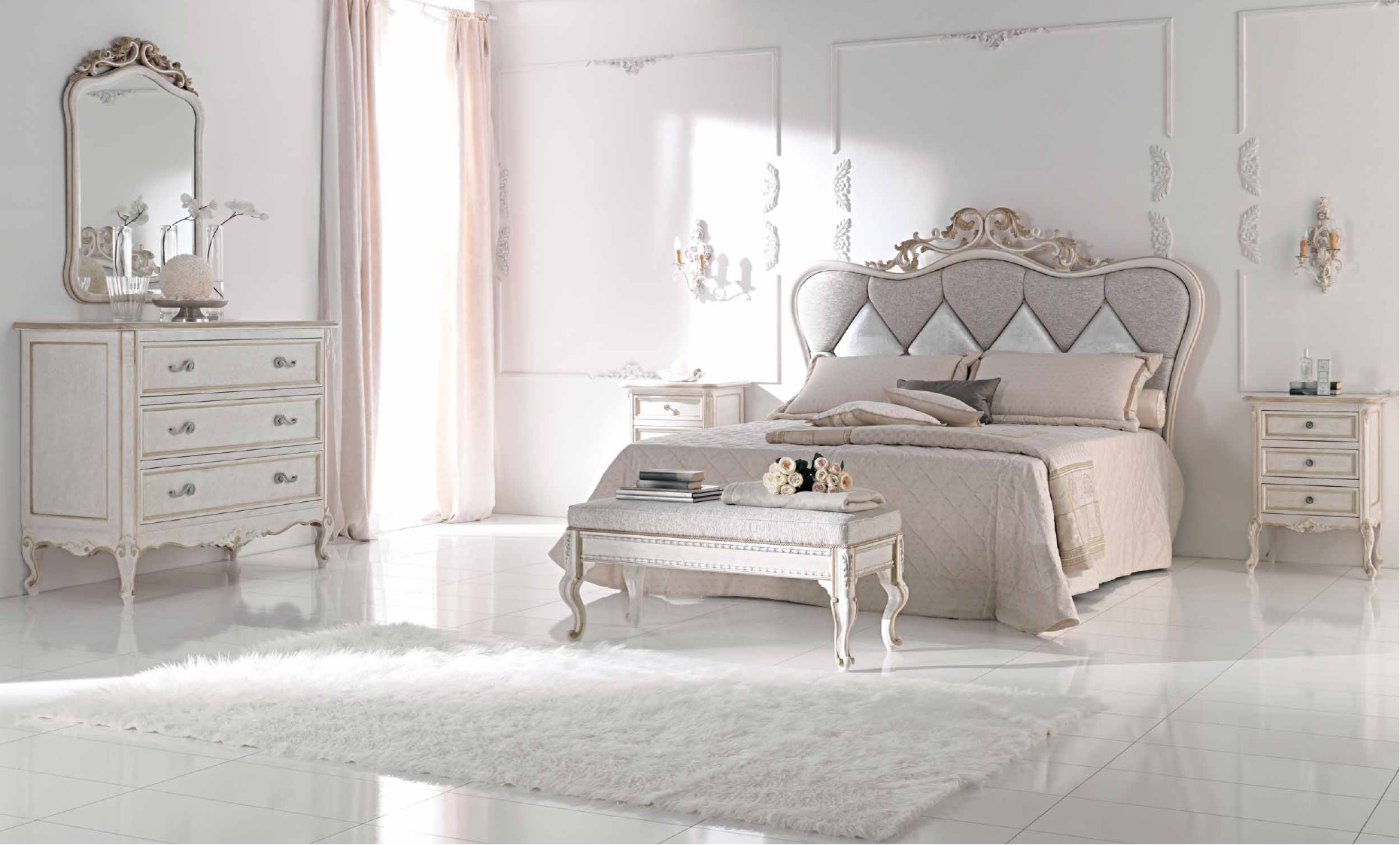 Белый пуфик на ножках в классической спальне