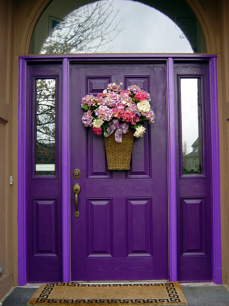 Декор входной фиолетовой двери