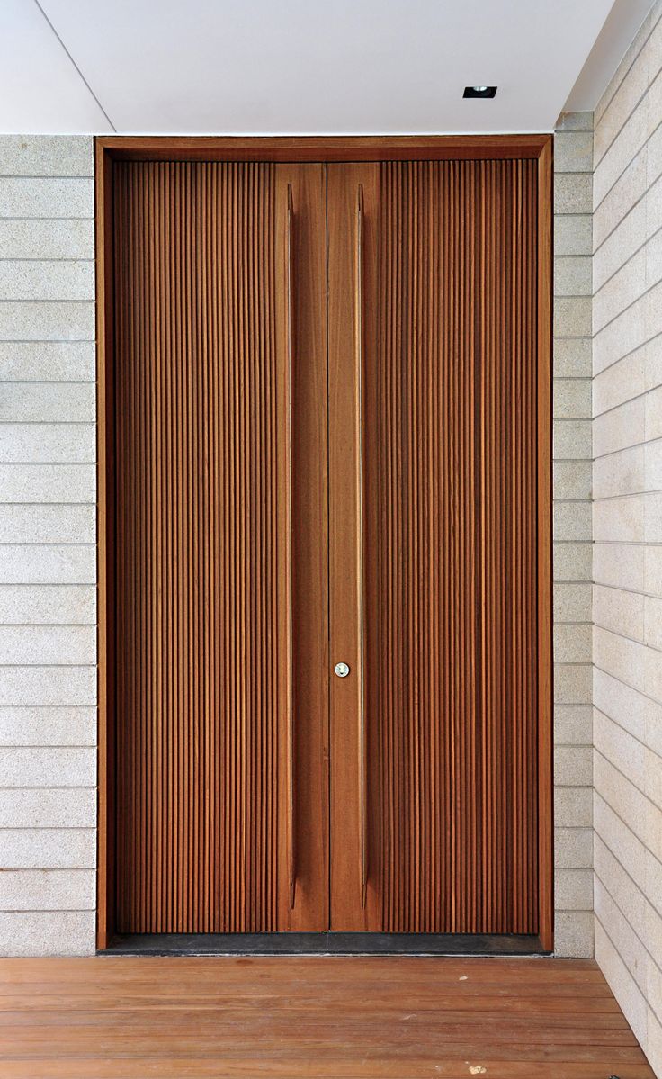 Декор входной двери в минималистском стиле