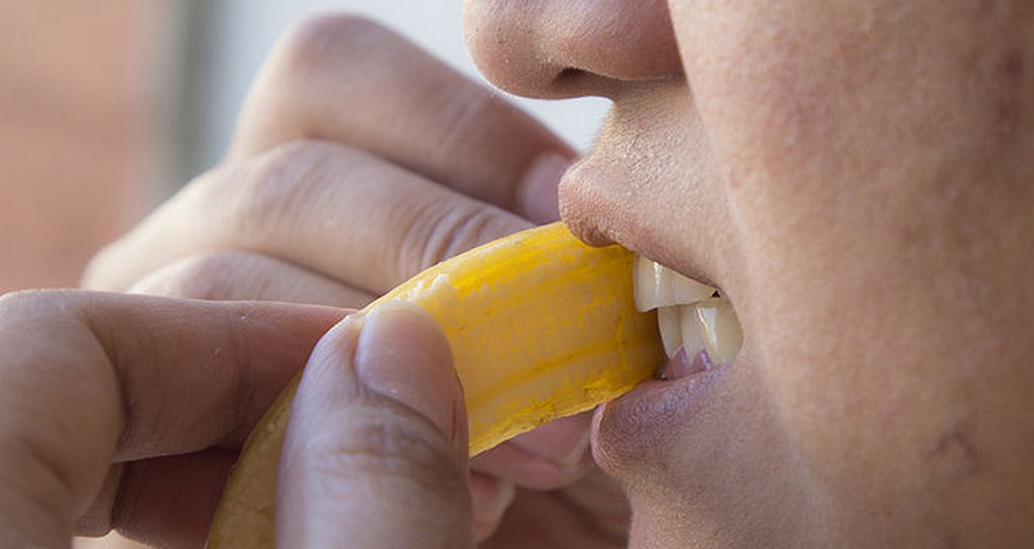 отбеливание зубов лимонной коркой