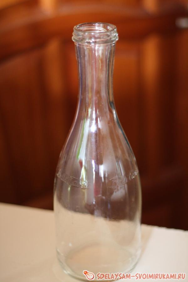 Ваза из бутылки с осенней икебаной