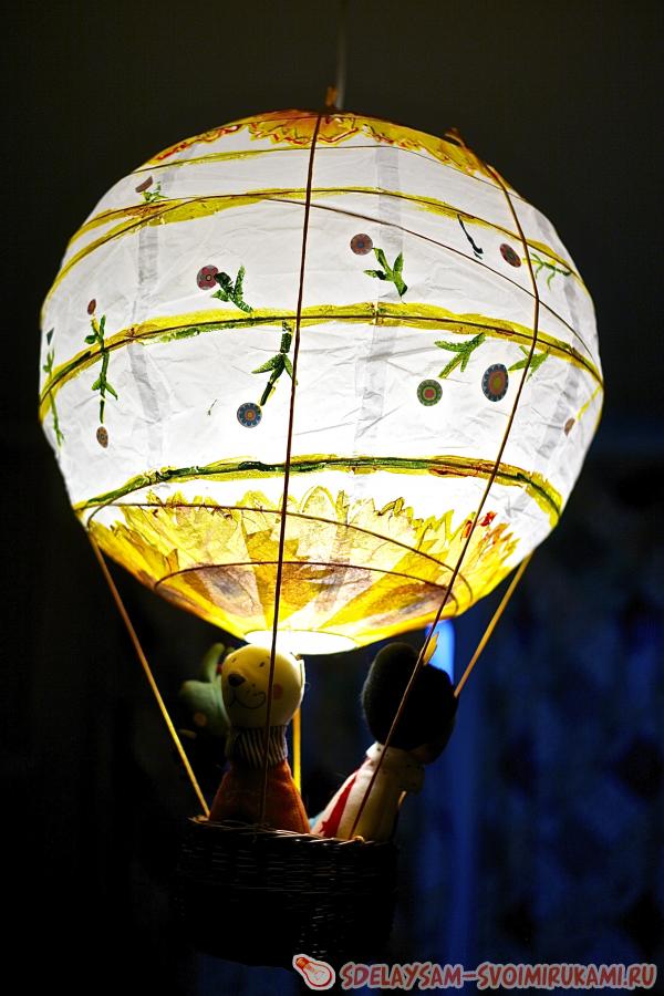 Воздушный шар из бумажного фонарика