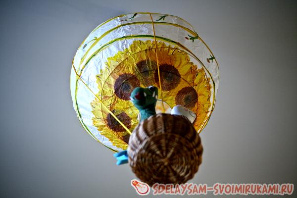 Воздушный шар из бумажного фонарика