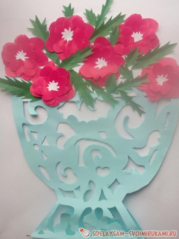ажурная вазочка с цветами из бумаги