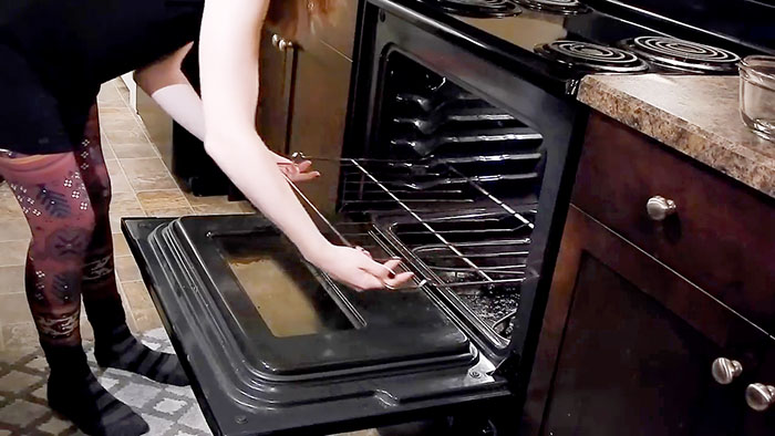 Как очистить духовку с помощью соды и уксуса