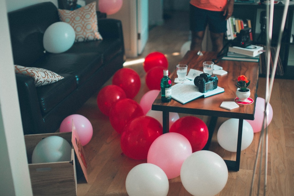 red__pink_and_white_balloons_on_the_floor_in_a_living_room_in_toronto__ahead_of_a_house_party (1).jpg украшение комнаты шарами без гелия на пол