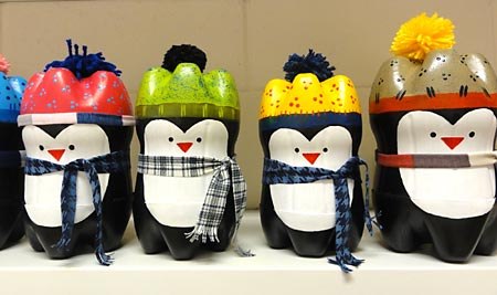 яркие пингвины из пластиковых бутылок