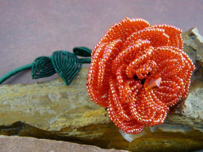 Плетение розы из бисера