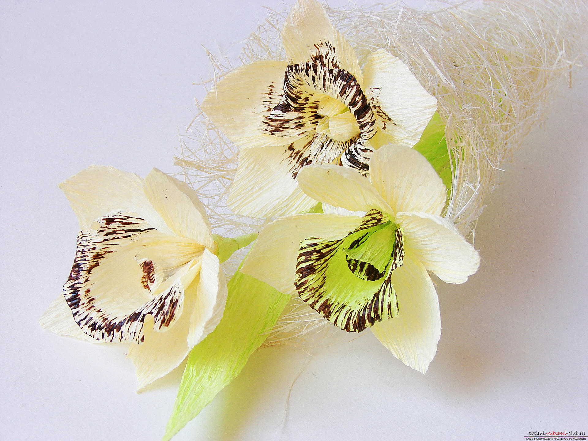 Этот мастер-класс расскажет как сделать своими руками из гофрированной бумаги прекрасную орхидею.. Фото №1