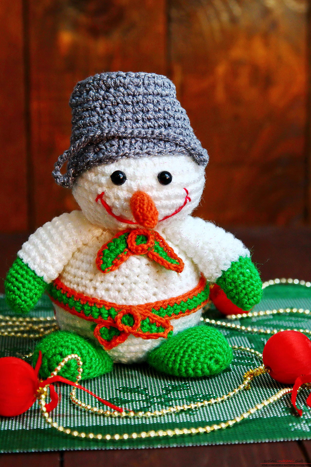 Вяжем новогоднего снеговика крючком с подробным мастер-классом, дополненном пошаговыми фото. Фото №36