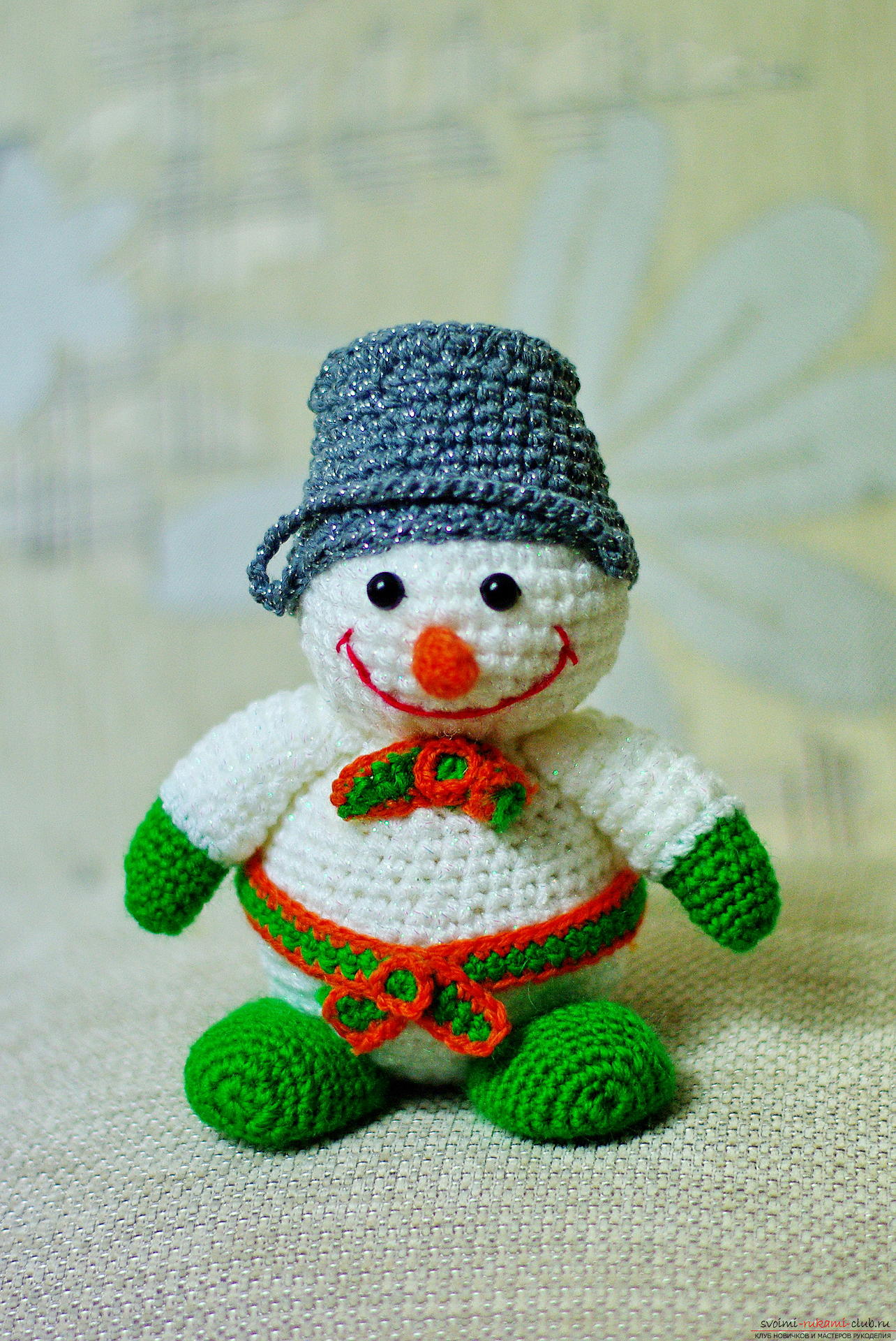 Вяжем новогоднего снеговика крючком с подробным мастер-классом, дополненном пошаговыми фото. Фото №37