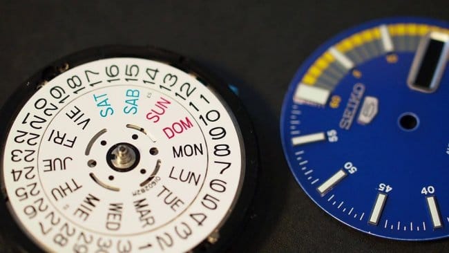 Циферблат для наручных часов, изготовленный по той же технологии, что и печатная плата