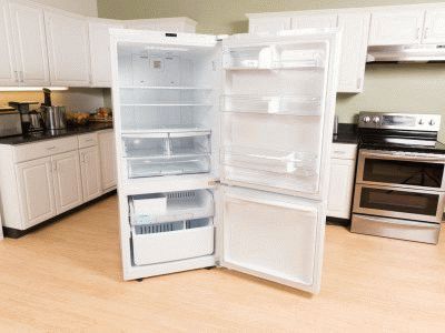 Холодильник открывается слева направо
