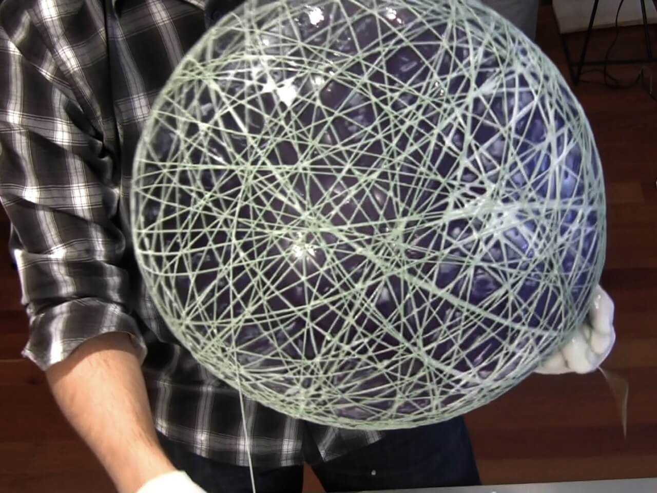Большой и обмотанный нитями латексный шарик фото