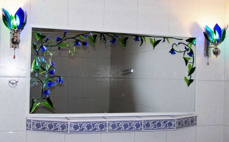 декор ванной зеркалом и светильниками