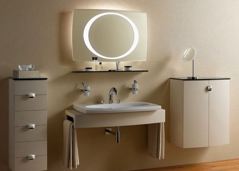 вариант дизайна ванной мебелью и зеркалом с подсветкой