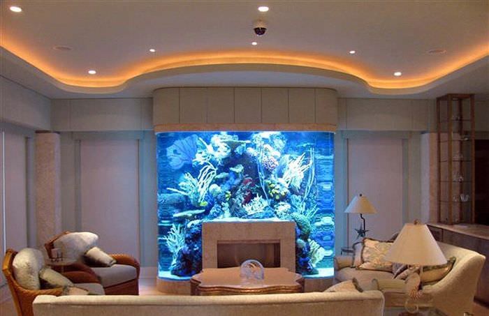 Камин с аквариумом в интерьере гостиной загородного дома