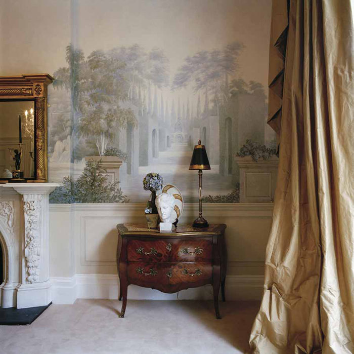 Интерьер в классическом стиле с росписью стен