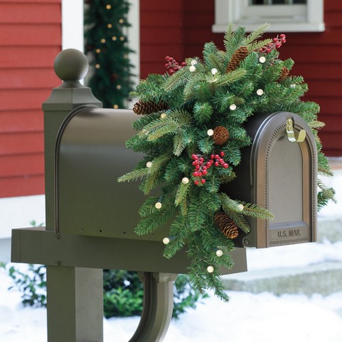 Почтовый ящик для дома с новогодним декором