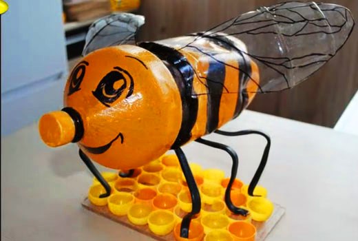 пчела из пластикового бутля 