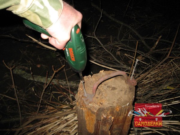 Как можно легко и быстро вытащить из земли основание деревянного столба, при помощи простенького приспособления, сделанного на скорую руку.