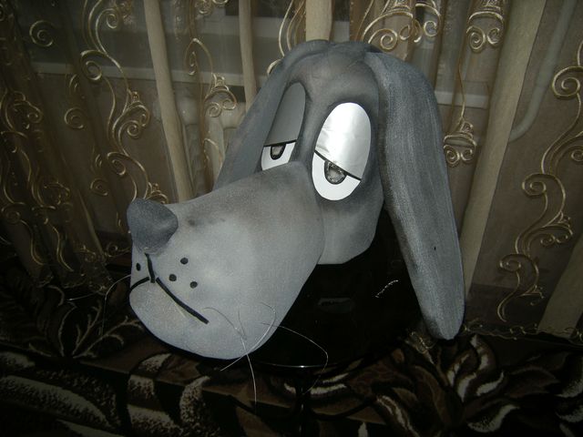 маска собаки, изготовленная из поролона